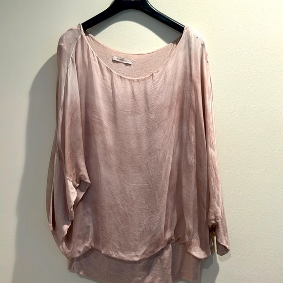 Pink ladies viscose top with several rhinestones on left shoulder - Picture 1 of 3
